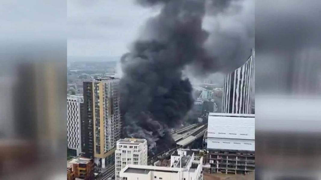 Başkent Londra'da Patlama Sonucu Metro İstasyonu Yakınlarında Yangın Meydana Geldi