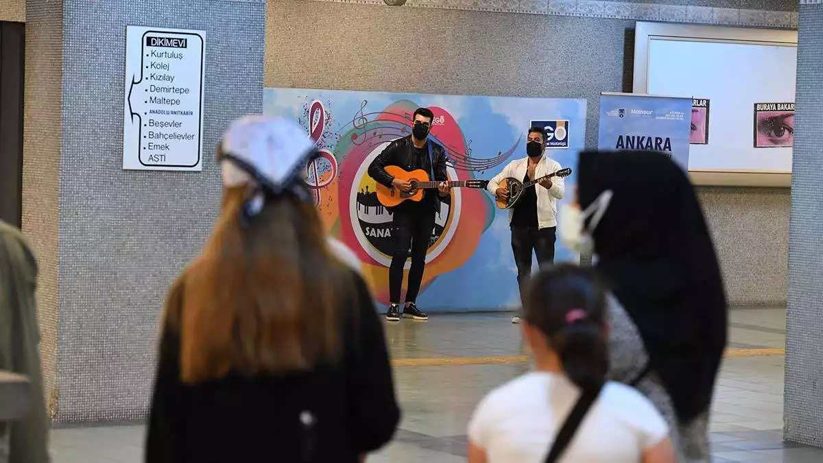Ankara büyükşehir belediyesi müzisyenlere yönelik yeni bir desteği daha hayata geçirdi kurulan mutluluk sahnelerinde verilen konserlerle başkentliler müziğe kavuştu.