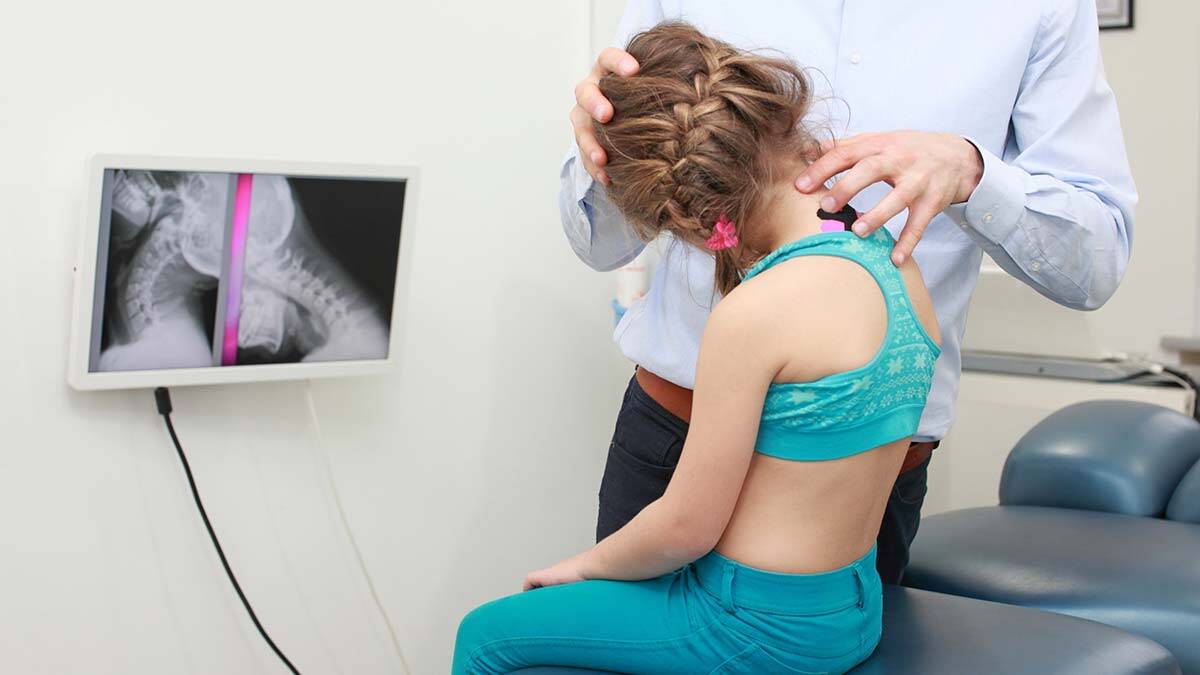 Uzmanından ergen çocuklu ailelere skolyoz uyarısı