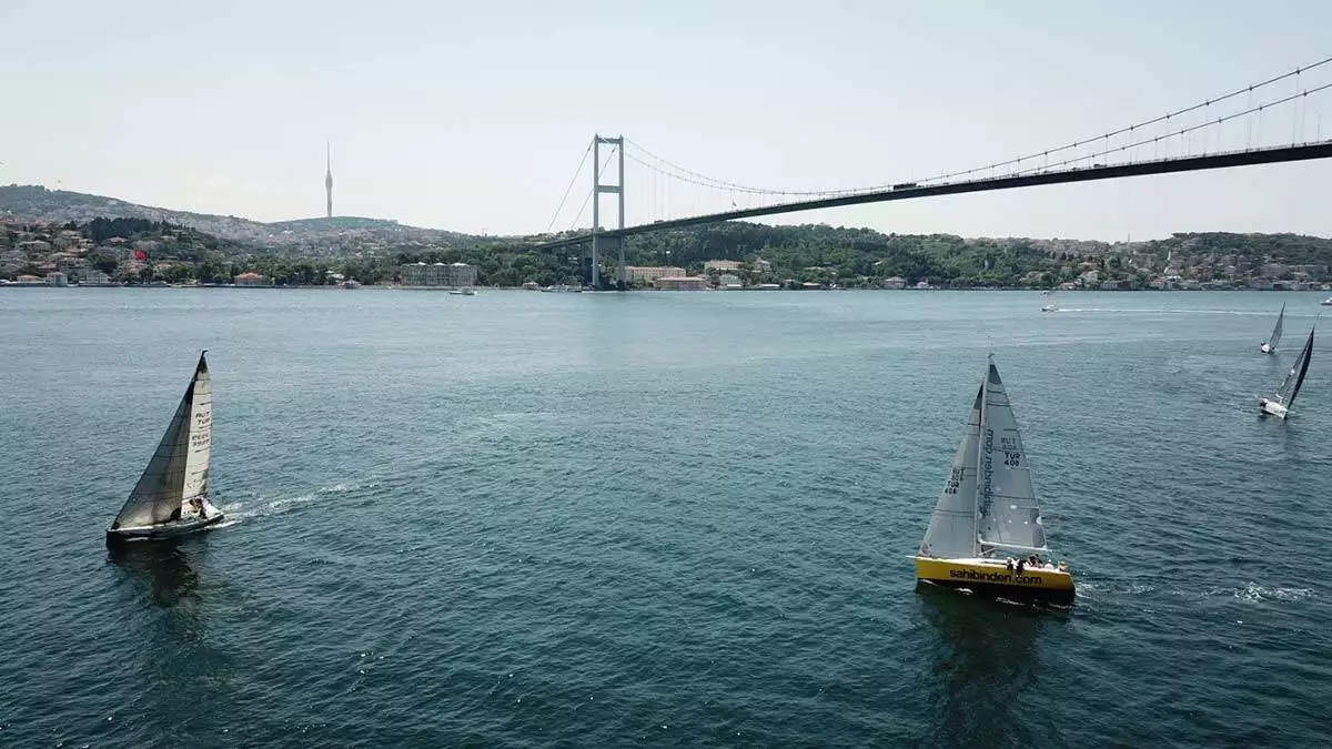 İstanbul boğazındaki yelken yarışlarının havadan görüntülendi