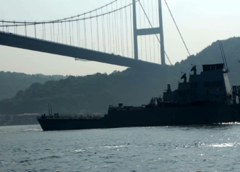 ABD savaş gemisi İstanbul Boğazı'ndan geçti