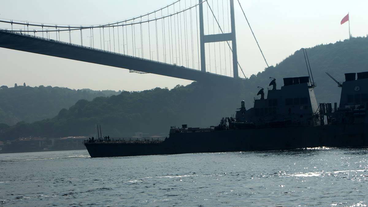 ABD savaş gemisi İstanbul Boğazı'ndan geçti