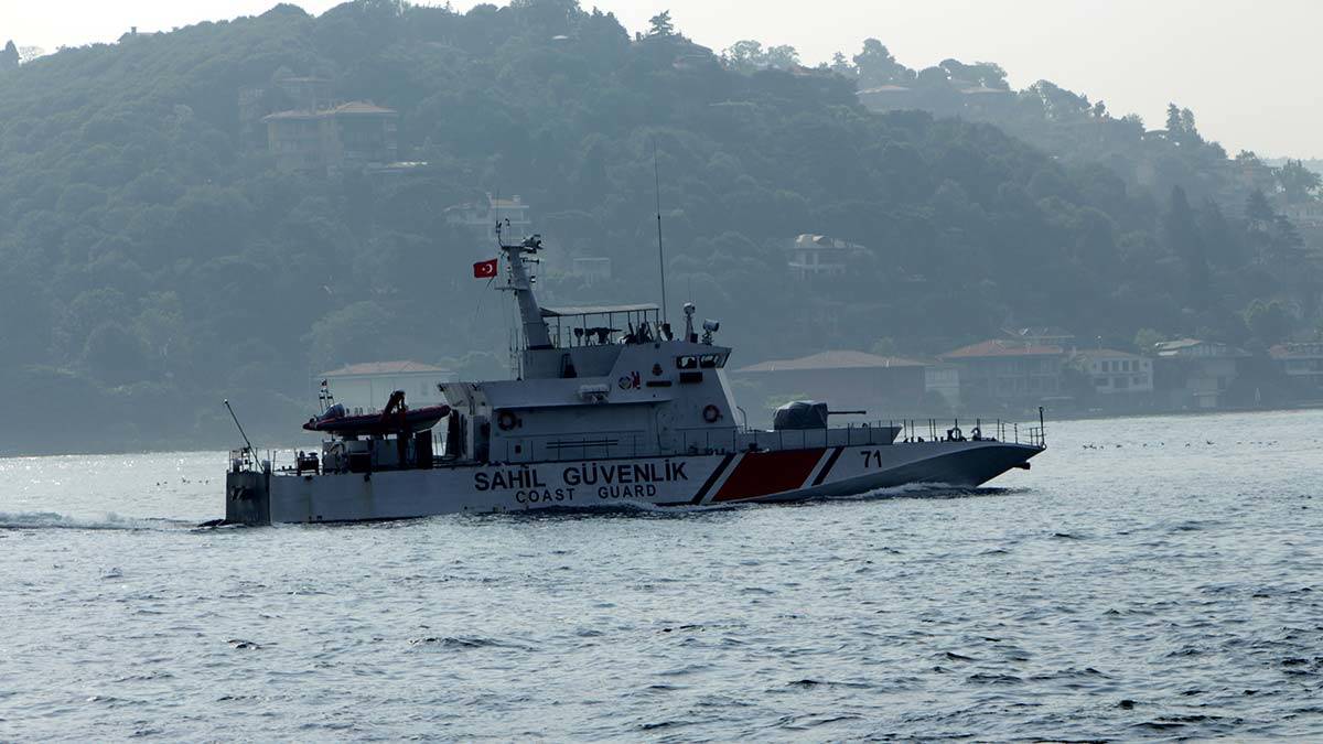 ABD savaş gemisi İstanbul Boğazı'ndan geçti