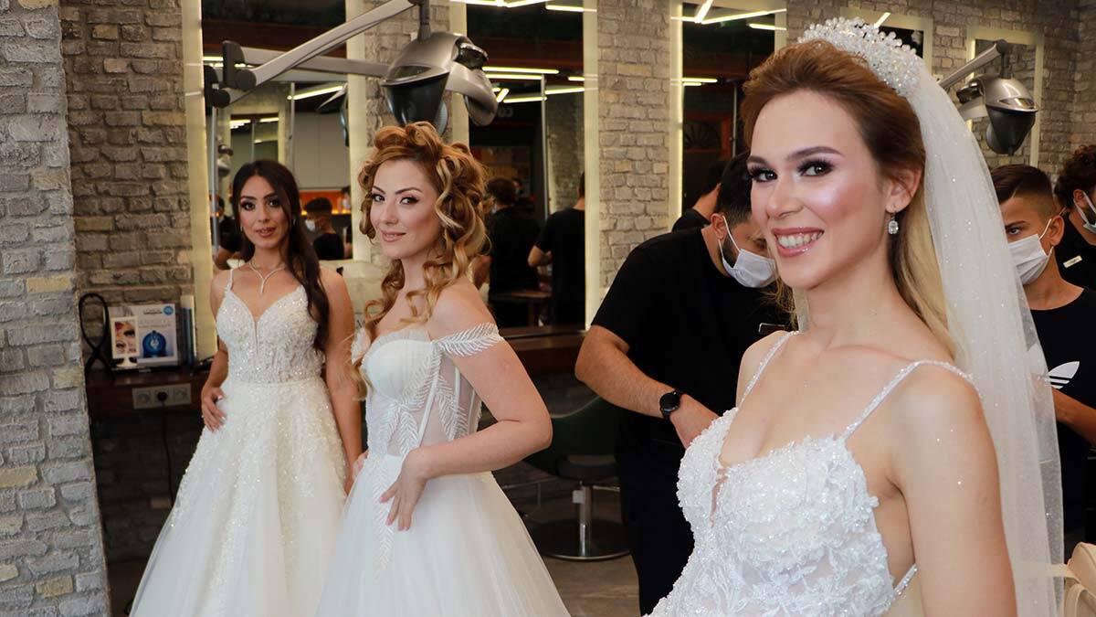 Kontrollü normalleşmeye geçilmesiyle birlikte düğünlerini iptal eden ya da erteleyen çiftler, kadın kuaförlerinde gelin yoğunluğu oluşturdu.