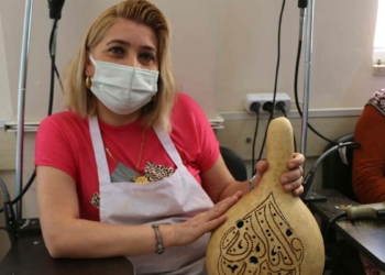 Su kabaklarını sanat eserine dönüştürüyor