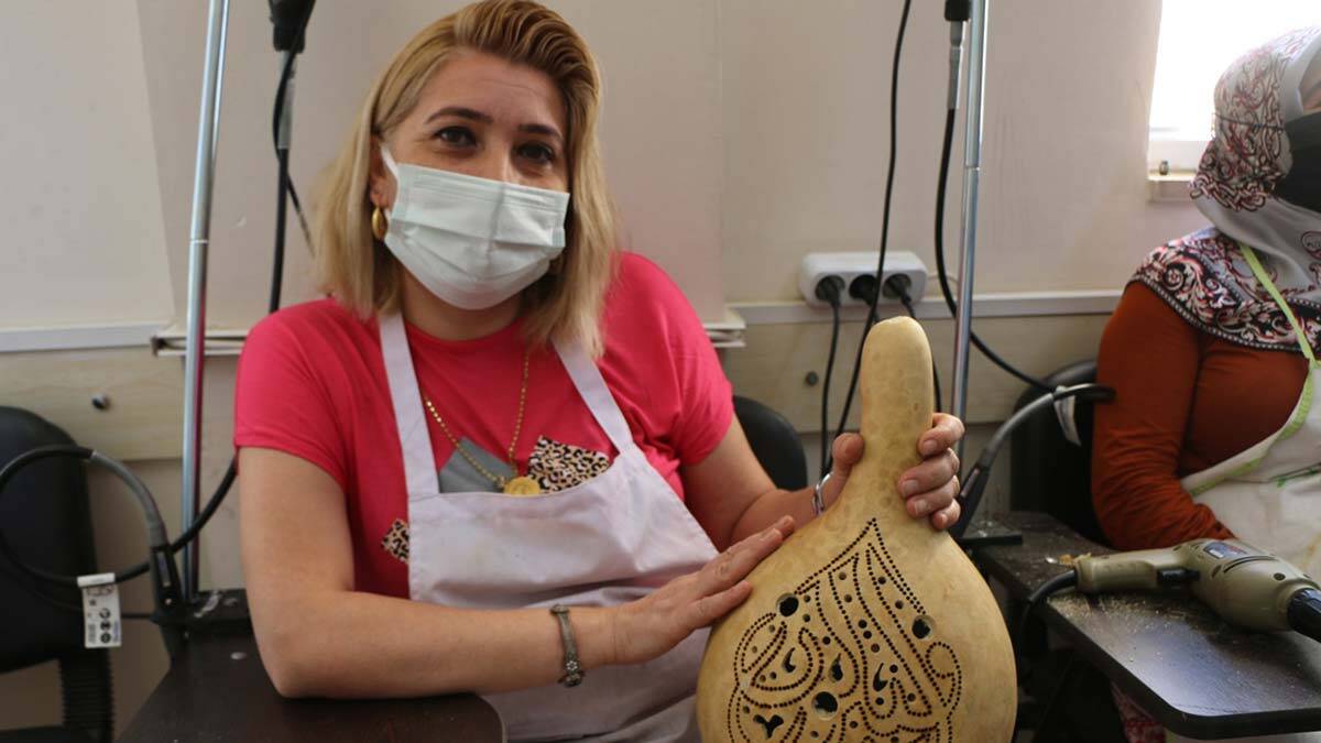 Su kabaklarını sanat eserine dönüştürüyor