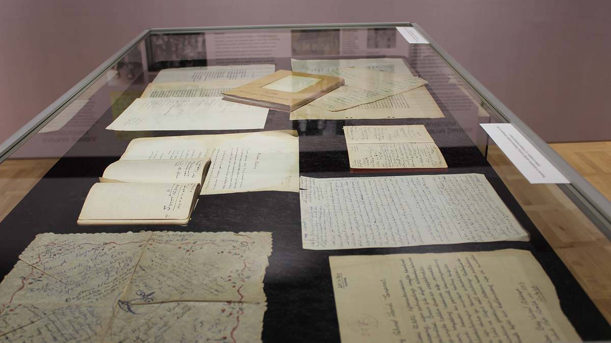 Ahmet Hamdi Tanpınar’ın hatıralarının yer aldığı Tanpınar sergisi Beyoğlu'nda açıldı. Birbirinden nadide onlarca eser İstanbul Üniversitesi Türkiyat Enstitüsü Arşivi’nden çıkarıldı.