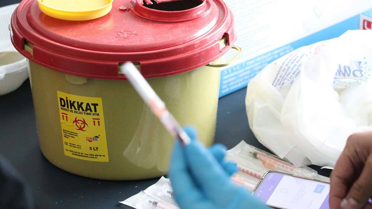 Ankara'da 35 yaş üstü kişiler aşılanıyor