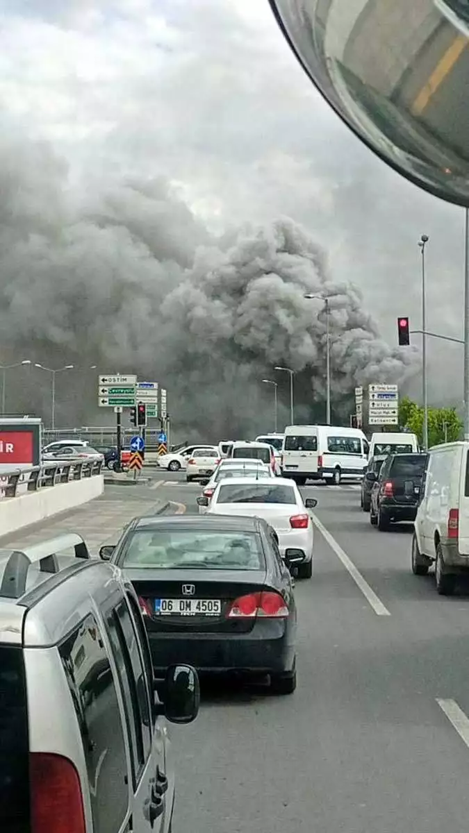 Ankara'da iş merkezinde yangın çıktı. Çevrede büyük paniğe yol açan yangında ilk belirlemelere göre 7 kişi dumandan etkilendi.