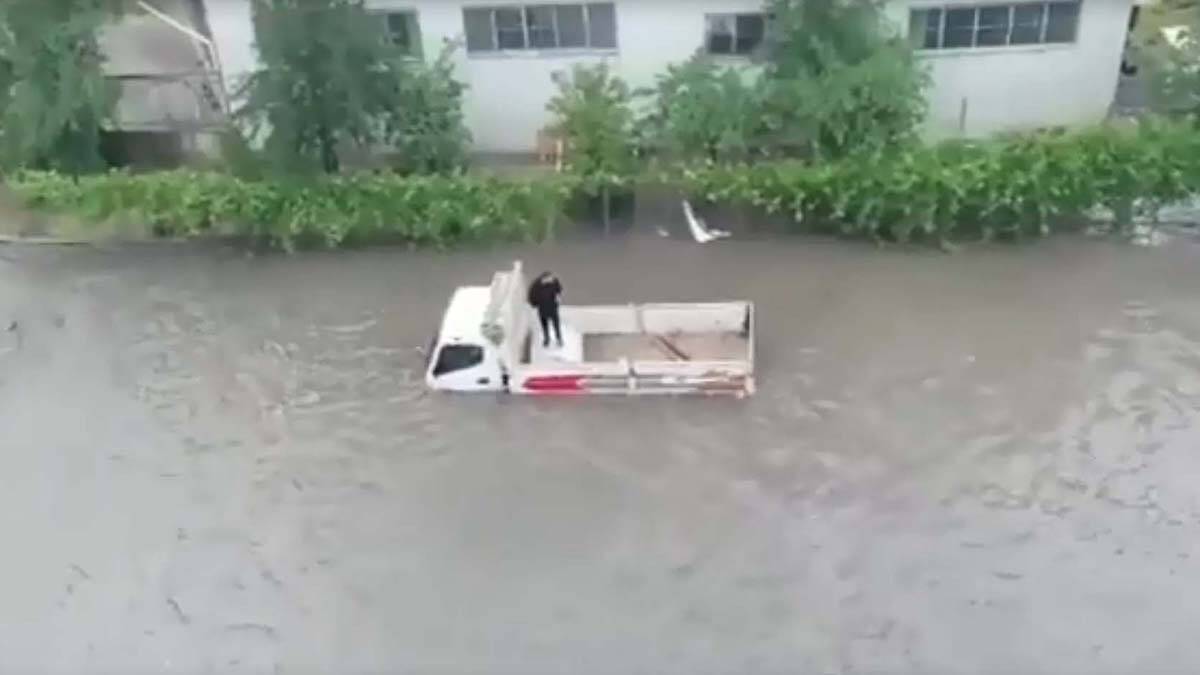 Ankara'da dolu ve rüzgar etkili oldu