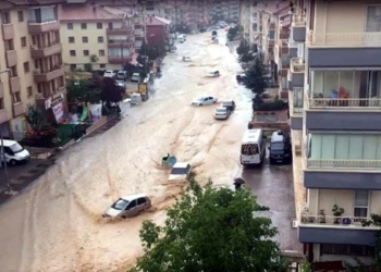 Ankara'da sel; otomobiller sürüklendi