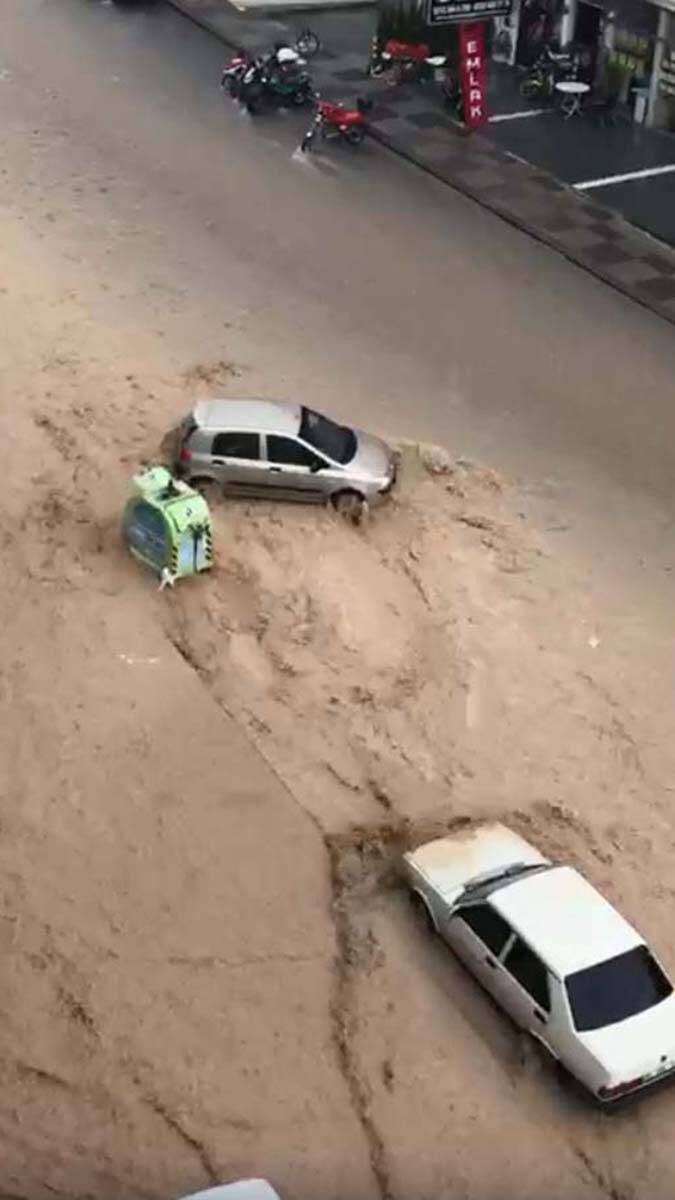 Ankara'da sel; otomobiller sürüklendi