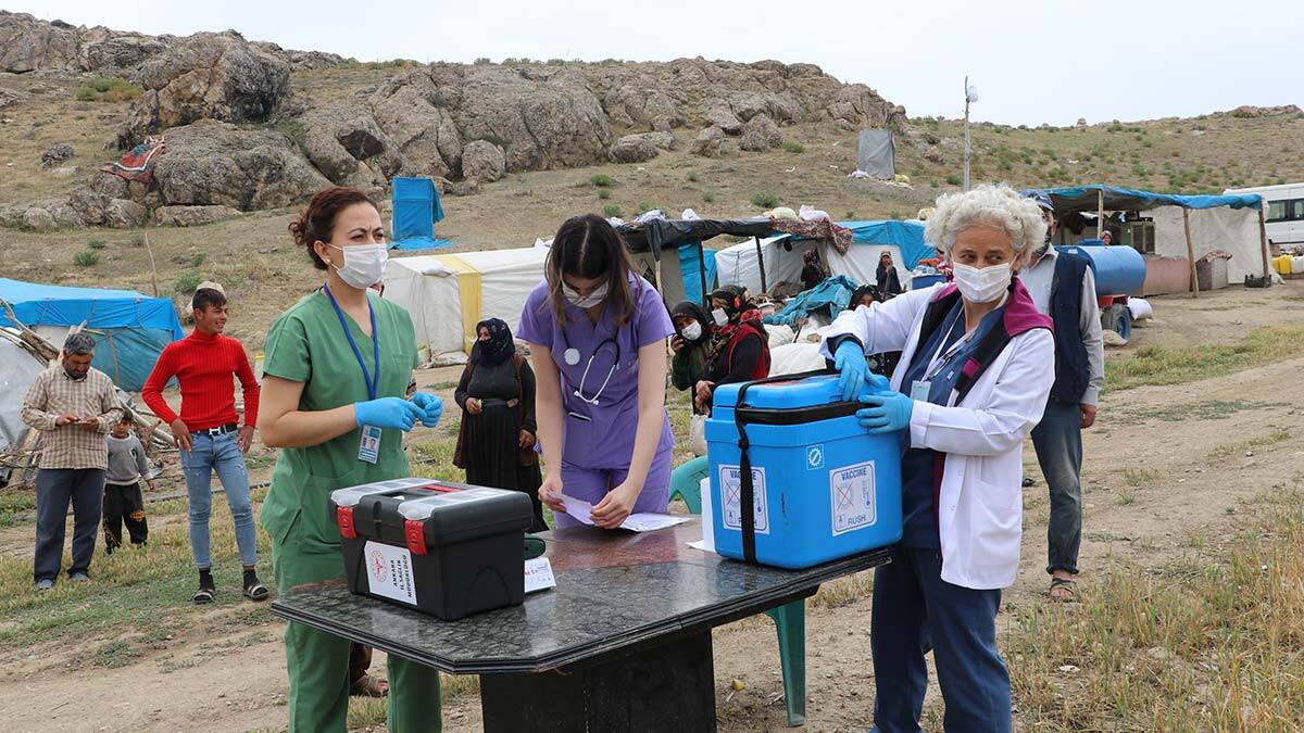 Tarım işçilerine tarlada aşı