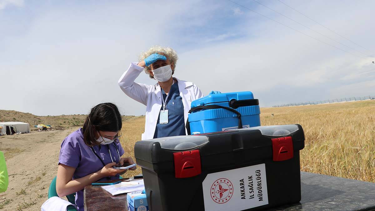 Sağlık Bakanlığı'nın 'yerinde aşı' hizmeti, Başkent'te tarım işçilerine de sunulmaya başlandı. Polatlı ilçesinde tarım işçilerine tarlada aşı yapıldı.