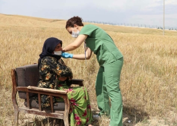 Tarım işçilerine tarlada aşı