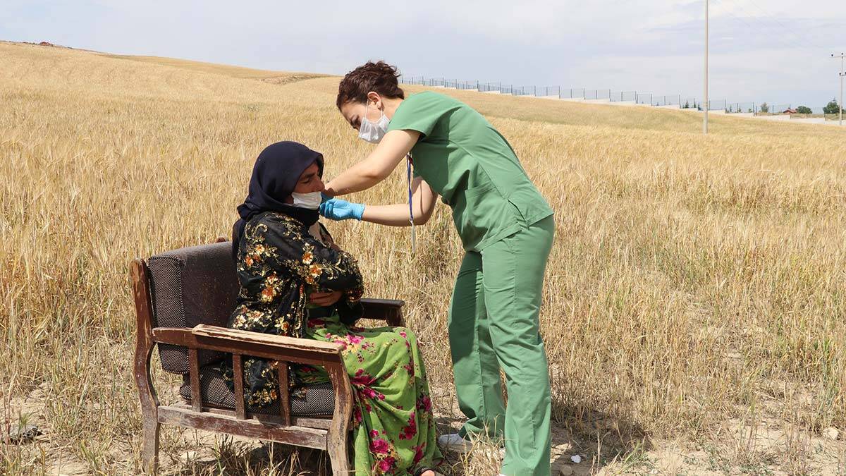 Tarım işçilerine tarlada aşı