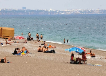Turistler bulutlu havaya rağmen sahili doldurdu