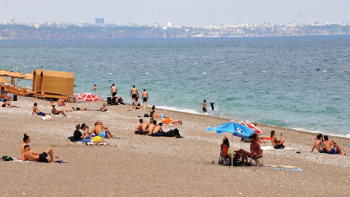Turistler bulutlu havaya rağmen sahili doldurdu