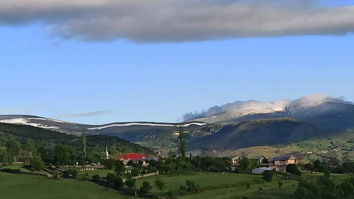 Ilgar dağlarının zirvesine haziran karı