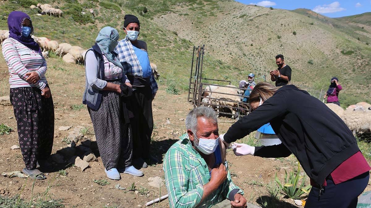 Aşı ikna timleri 2 bin 500 rakımlı yaylada