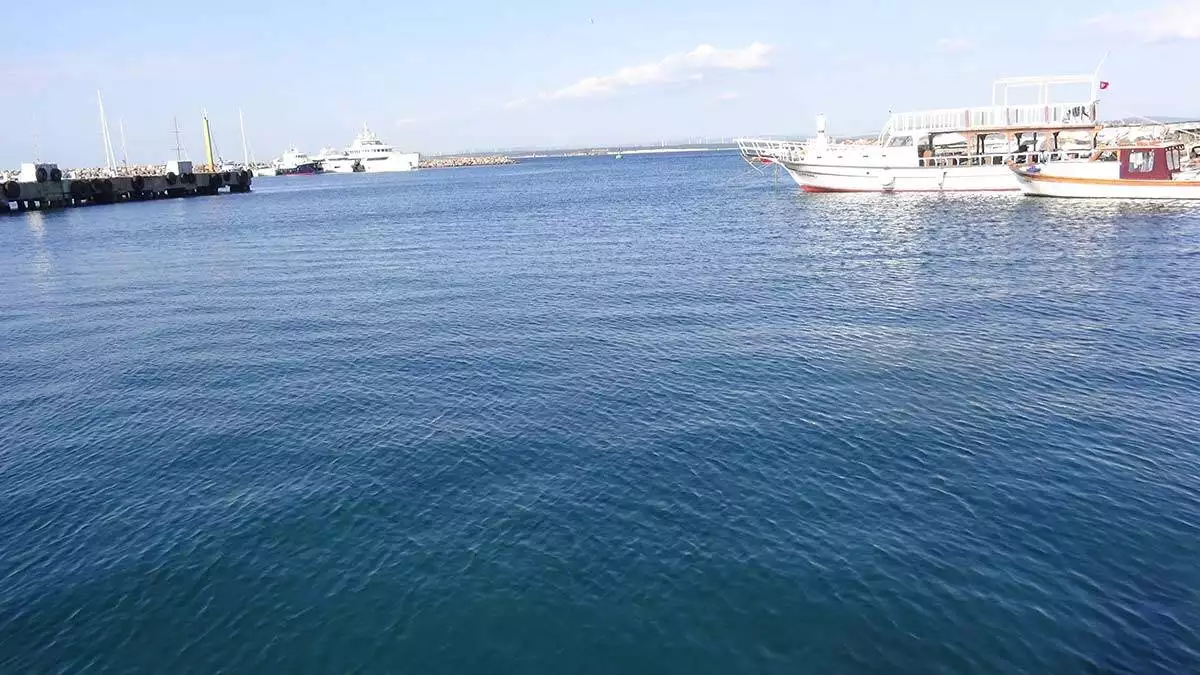 Yaz aylarını çanakkale'nin turizm cenneti bozcaada ilçesinde geçiren oyuncu ata demirer'den müsilaj mesajı.