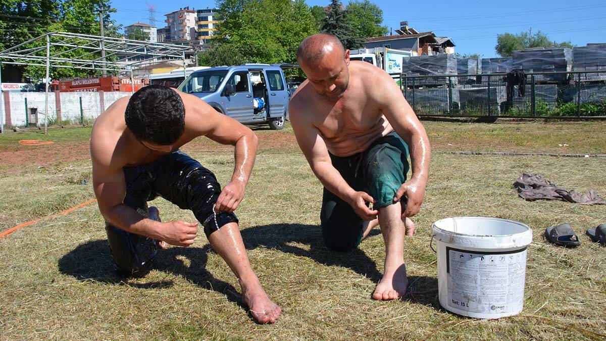Hüseyin Uğuz'un (45) yönlendirmesiyle 8 yaşında güreşle tanıştı, şimdi baba oğul 13 yıldır birlikte güreşiyorlar.