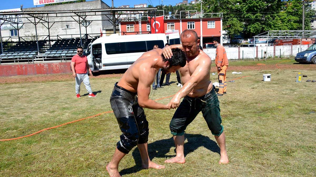 Baba oğul 13 yıldır birlikte güreşiyorlar