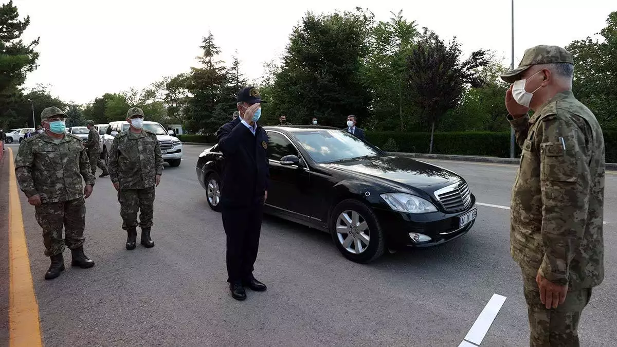 Bakan akar, genelkurmay başkanı orgeneral yaşar güler, kara kuvvetleri komutanı orgeneral ümit dündar, deniz kuvvetleri komutanı oramiral adnan özbal ve hava kuvvetleri komutanı orgeneral hasan küçükakyüz ile birlikte malatya'daki 2'nci ordu komutanlığı'nı ziyaret etti. İnönü kışlası'na gelişinde 2'nci ordu komutanı orgeneral metin gürak tarafından karşılanan akar, tören kıtasını selamladıktan sonra ziyareti anısına türk silahlı kuvvetleri (tsk) komuta kademesi ile birlikte ağaç dikti.