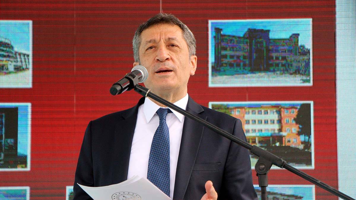 Dimdik ayakta duracak nesiller yetişme gayretindeyiz