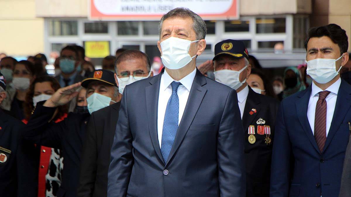 Dimdik ayakta duracak nesiller yetişme gayretindeyiz