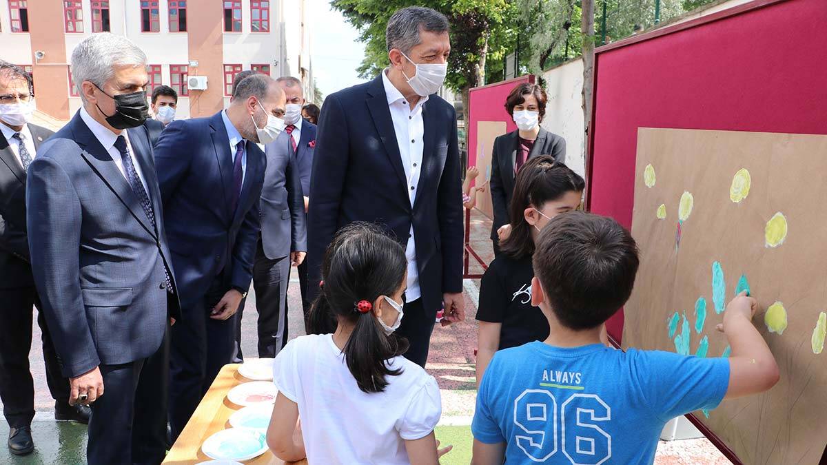 Ziya Selçuk öğrencilerle resim yapıp top oynadı