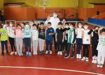 Ziya Selçuk öğrencilerle resim yapıp top oynadı