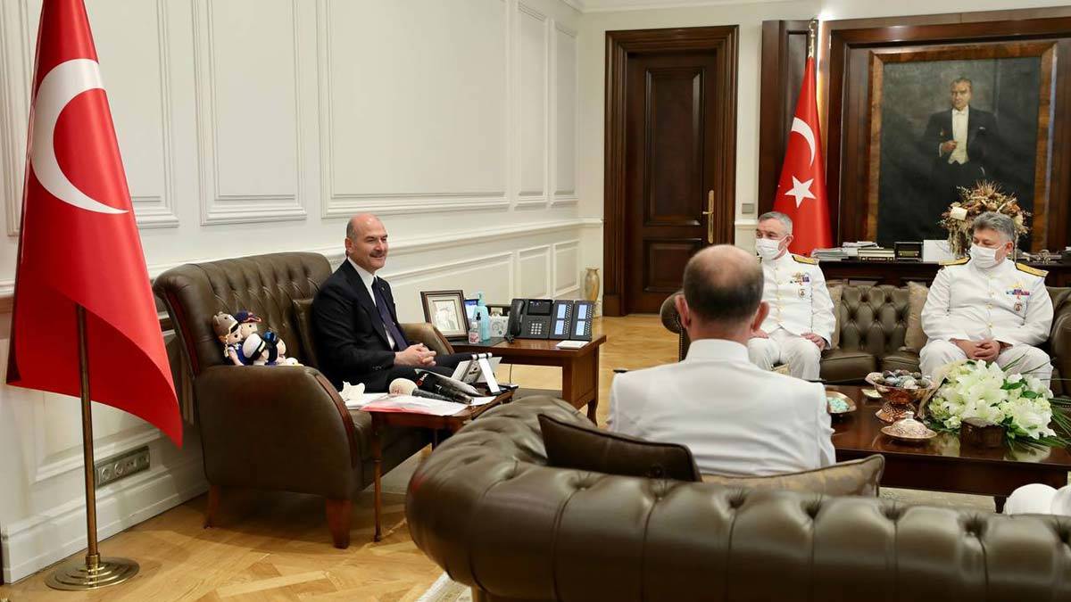 Sahil Güvenlik Komutanlığı'nın mesaisinin yüzde 70'ini düzensiz göçle mücadelenin oluşturduğu ve bu yıl 6 bin 107 kaçak göçmen kurtarıldığı açıklandı.