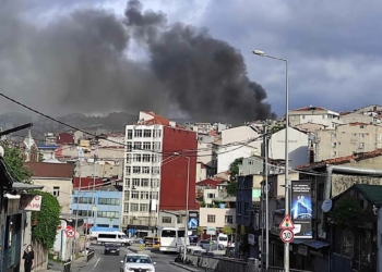Beyoğlu'nda halı yıkama fabrikasında yangın