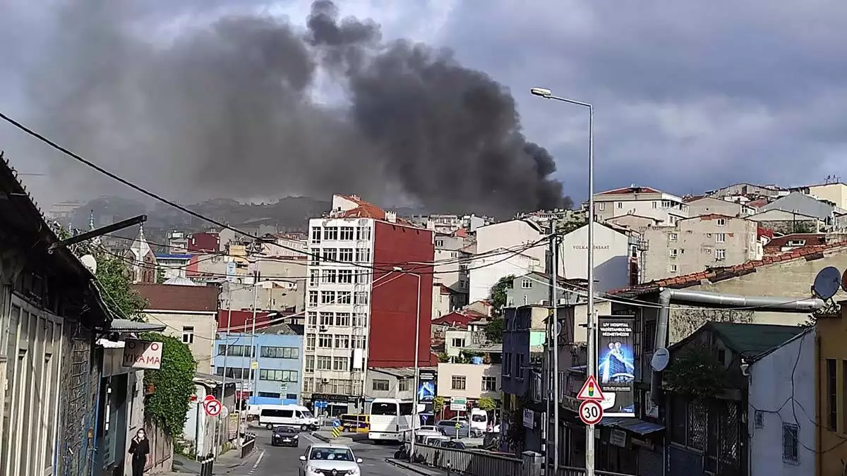 Beyoğlu'nda halı yıkama fabrikasında yangın