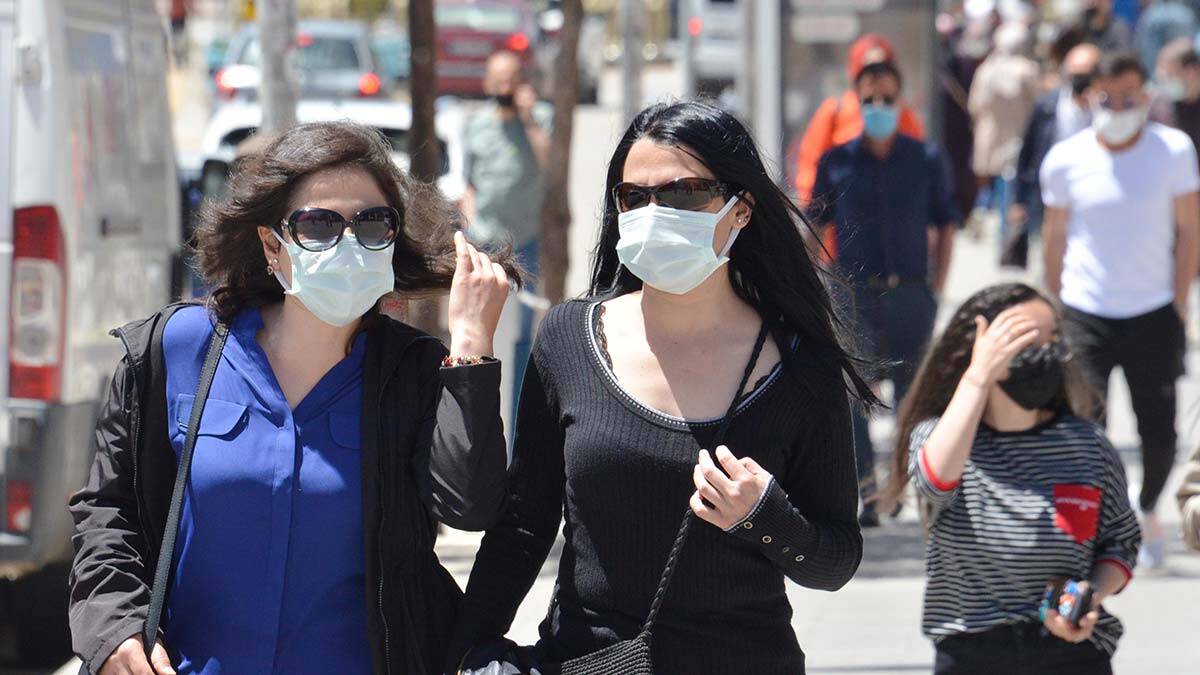 Bilim Kurulu üyesi Akın'dan yazın maske uyarısı