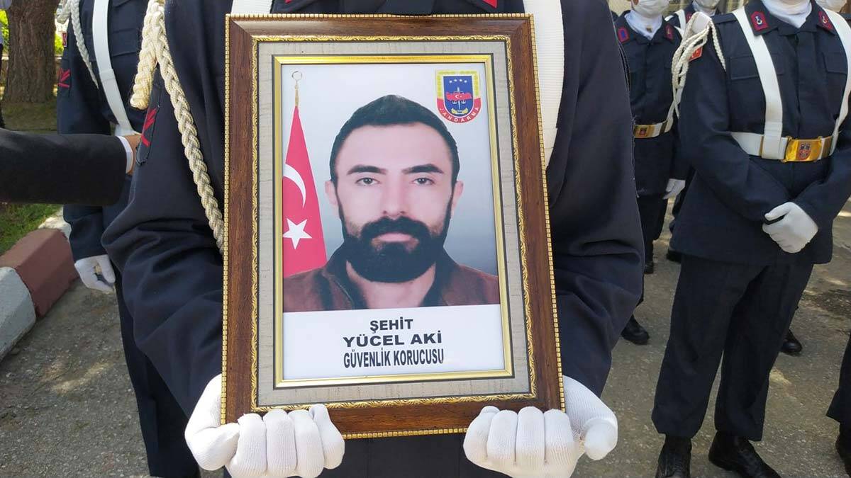 PKK’lı teröristler arasında çıkan çatışmada yaralanan Jandarma Teğmen Baki Koçak, tedavi gördüğü hastanede şehit oldu. Bitlis'te şehit sayısı 2'ye yükseldi.