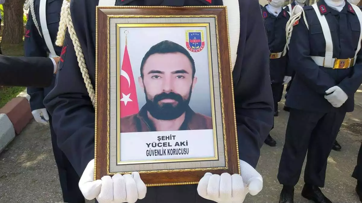 Pkk’lı teröristler arasında çıkan çatışmada yaralanan jandarma teğmen baki koçak, tedavi gördüğü hastanede şehit oldu. Bitlis'te şehit sayısı 2'ye yükseldi.