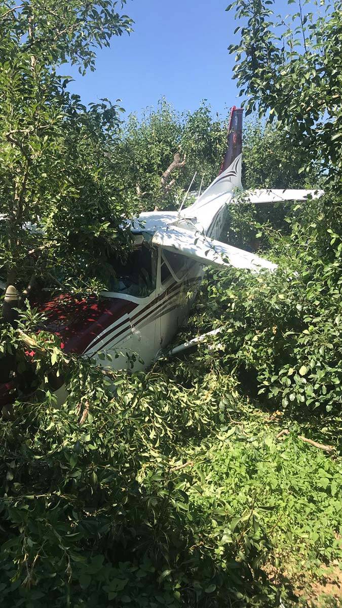 Bursa'da Cesna 172 tipi bir eğitim uçağının, motor arızası nedeniyle zorunlu iniş yaptığı bildirildi. Olayda 2 kişi yaralandı.