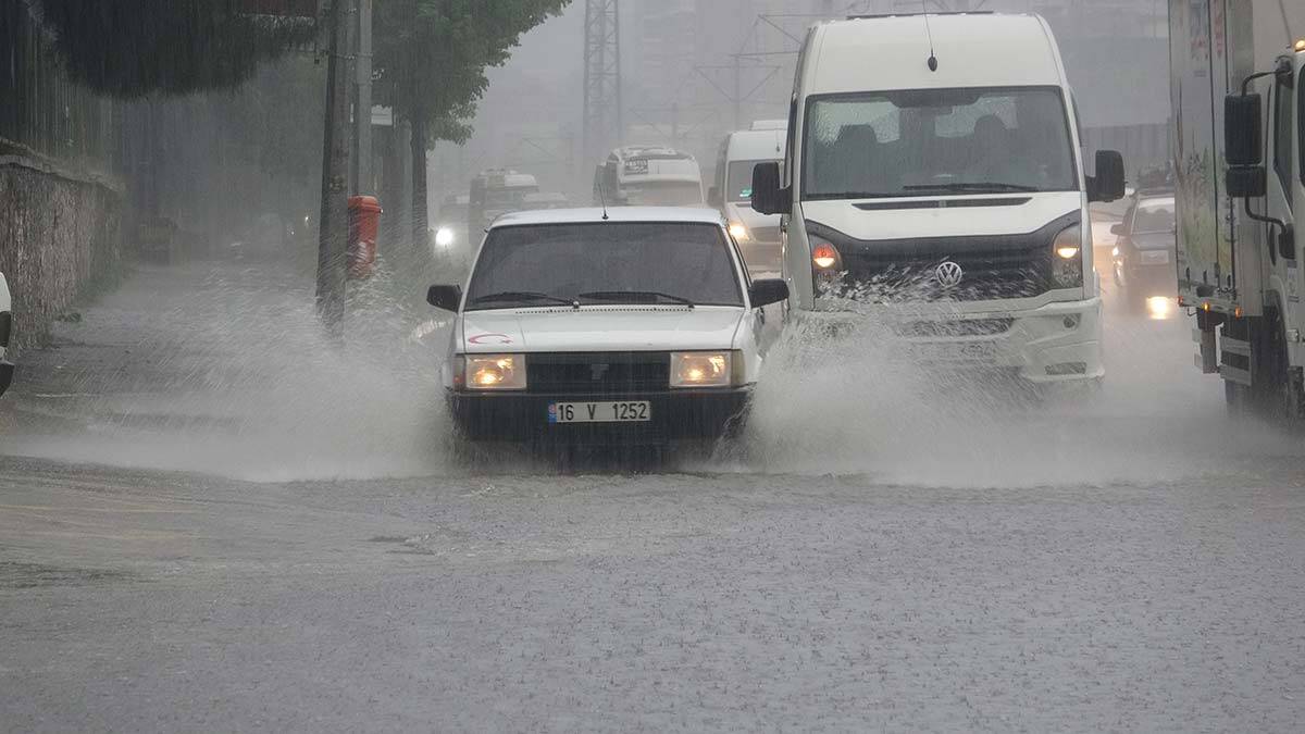 Sağanak hayatı olumsuz etkiledi