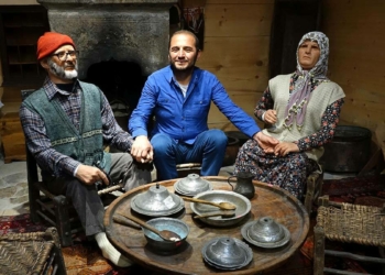 Büyükanne ve dedesini balmumu heykeller ile yaşatıyor