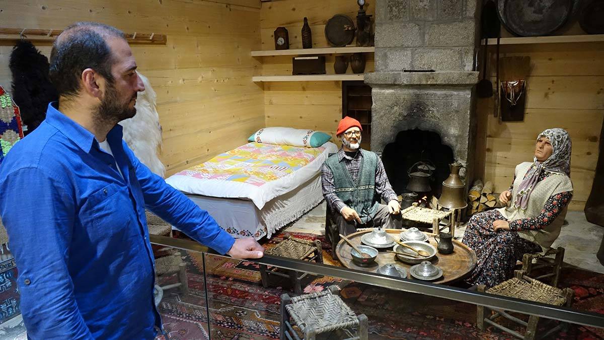 Büyükanne ve dedesini balmumu heykeller ile yaşatıyor