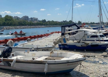 Caddebostan Sahili'nde salya temizliği devam ediyor