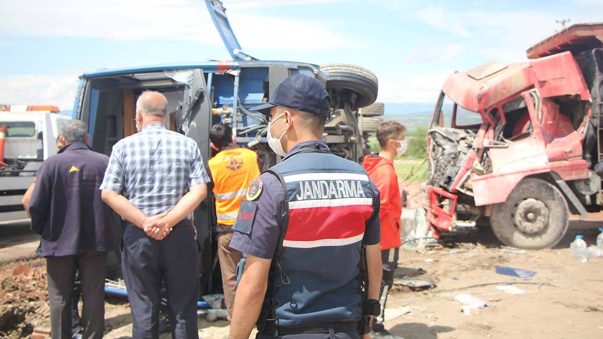 Cezaevi aracı kamyona çarpıp devrildi