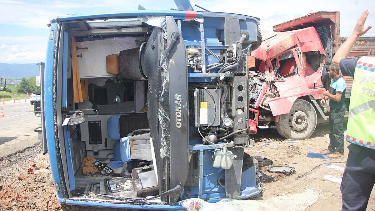 Cezaevi aracı kamyona çarpıp devrildi