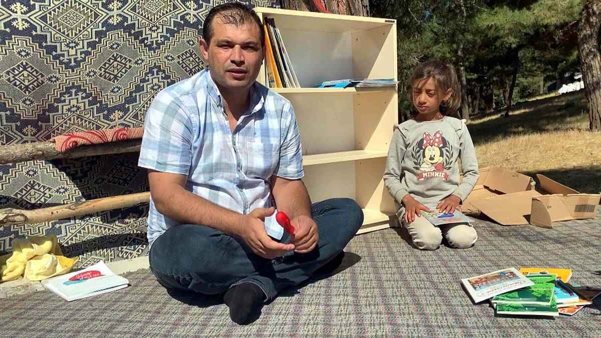 Çocuklar için çadırlara mini kitaplık kuruyor