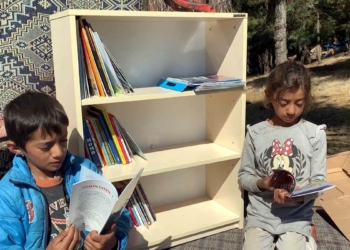 Çocuklar için çadırlara mini kitaplık kuruyor