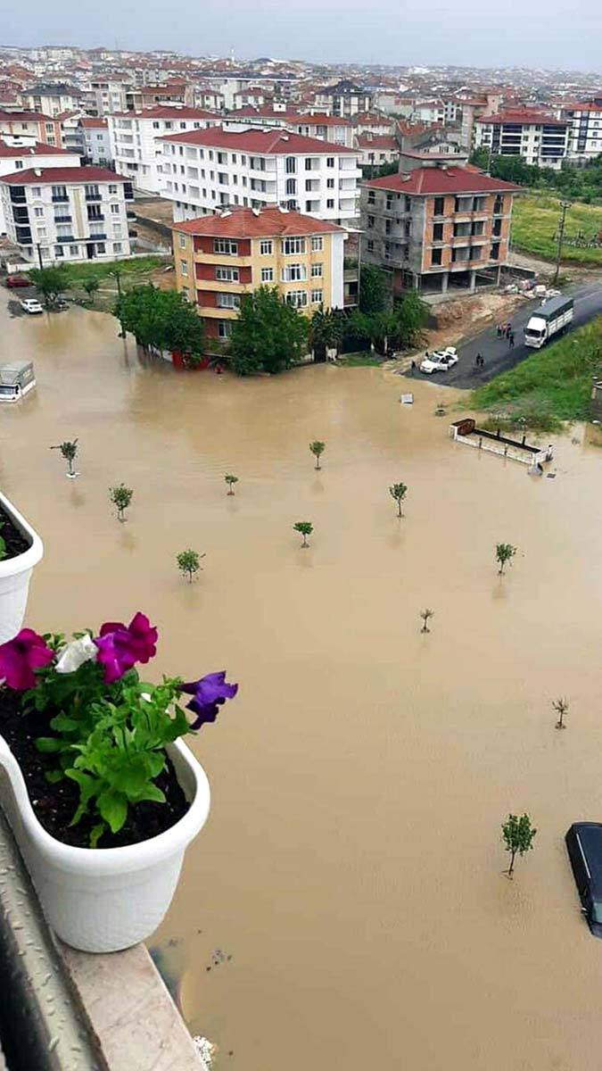 Tekirdağ'da sağanak; cadde ve sokaklar göle döndü