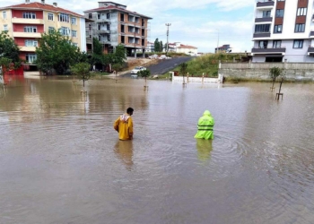 Tekirdağ'da sağanak; cadde ve sokaklar göle döndü