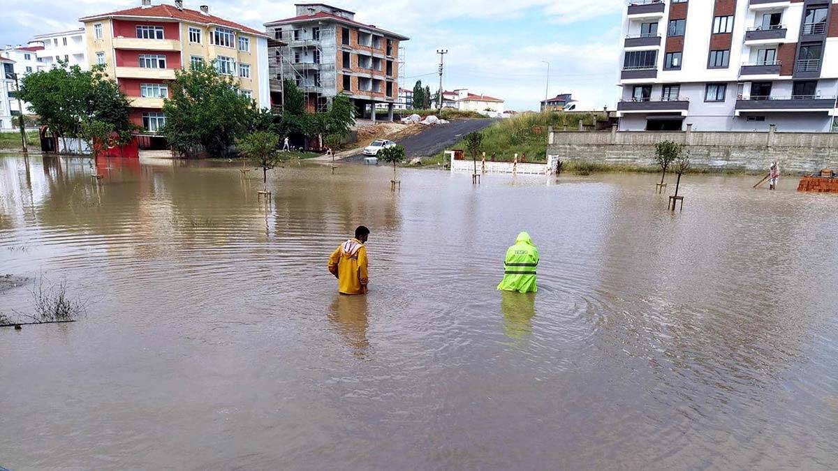 Tekirdağ'da sağanak; cadde ve sokaklar göle döndü